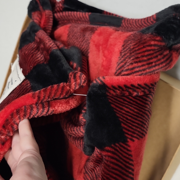 Rae Dunn Christmas Holiday Buffalo Plaid Fleece Throw Blanket Red Black 50 X 60" - Picture 8 of 8